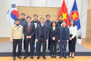 Đoàn đại biểu Tổng Liên đoàn Lao động Việt Nam chụp ảnh kỷ niệm với cán bộ Đại sứ quán Việt Nam tại Hàn Quốc (Ảnh: Khánh Vân/TTXVN)