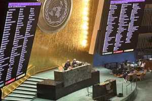 Chiều 24/12/2024 (giờ New York), Đại hội đồng Liên hợp quốc đã thông qua bằng đồng thuận Công ước Liên hợp quốc về chống tội phạm mạng. Theo quy định tại Điều 64 của Công ước, văn kiện này sẽ được mở ký tại Thủ đô Hà Nội trong năm 2025. Theo đó, Công ước có tên gọi là “Công ước Hà Nội”. (Ảnh: TTXVN)