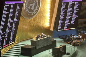 Chiều 24/12/2024 (giờ New York), Đại hội đồng Liên hợp quốc đã thông qua bằng đồng thuận Công ước Liên hợp quốc về chống tội phạm mạng. Theo quy định tại Điều 64 của Công ước, văn kiện này sẽ được mở ký tại Thủ đô Hà Nội trong năm 2025. Theo đó, Công ước có tên gọi là “Công ước Hà Nội”. (Ảnh: TTXVN)