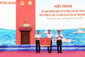 Chuẩn Đô đốc Trịnh Xuân Tùng, Tư lệnh Vùng 5 Hải quân trao Cờ thi đua của Bộ Tư lệnh Hải quân cho Lữ đoàn 127. (Ảnh: Vùng 5 Hải quân cung cấp)