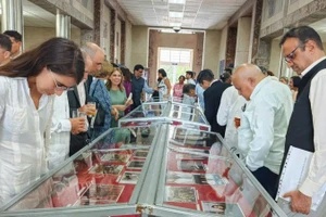 Các quan khách tham quan triển lãm ảnh. (Ảnh: Đại sứ quán Việt Nam tại Cuba)