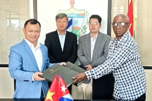 Ông Luis Alberto Hernández Tejeda, Tổng Giám đốc Công ty Alquizar và ông Nguyễn Khắc Hoàng, Tổng Giám đốc Công ty Hoàng Gia Việt ký kết văn bản hợp tác. (Ảnh: Đại sứ quán Việt Nam tại Cuba)