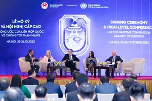 Các diễn giả tham dự Tọa đàm "Thúc đẩy hợp tác quốc tế trong phòng ngừa và đấu tranh tội phạm mạng: Cách tiếp cận quốc gia trong triển khai Công ước về chống tội phạm mạng”. (Ảnh: Bộ Ngoại giao)