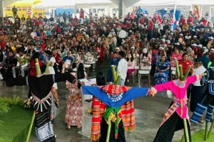 Khu trưng bày trang phục truyền thống của các dân tộc Việt Nam thu hút sự quan tâm của đông đảo quan khách tham dự Hội nghị. (Ảnh: Đại sứ quán Việt Nam tại Venezuela)