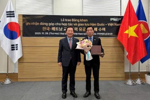 Chủ tịch huyện Bonghwa (Hàn Quốc) Park Hyeon Guk đã trao Kỷ niệm chương tặng Đại sứ Việt Nam tại Hàn Quốc Vũ Hồ. 