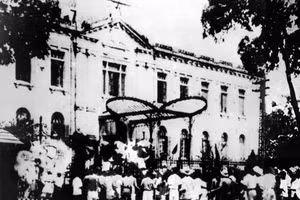 Ngày 19/8/1945, sau cuộc mít tinh tại Quảng trường Nhà hát Lớn, quần chúng nhân dân Thủ đô đã đánh chiếm Bắc Bộ phủ, cơ quan đầu não của chính quyền tay sai Pháp ở Bắc Bộ. (Nguồn: Tư liệu TTXVN)