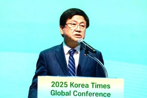 Phó Thủ tướng kiêm Bộ trưởng Giáo dục và Xã hội Hàn Quốc Choi Kyo Jin phát biểu chào mừng hội nghị. (Ảnh: The Korea Times)