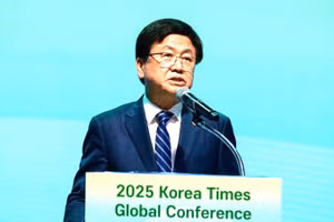 Phó Thủ tướng kiêm Bộ trưởng Giáo dục và Xã hội Hàn Quốc Choi Kyo Jin phát biểu chào mừng hội nghị. (Ảnh: The Korea Times)