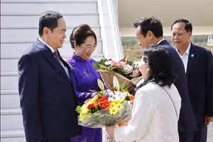 Chủ tịch Quốc hội Trần Thanh Mẫn và Phu nhân đến sân bay quốc tế Geneva, Thụy Sĩ. (Ảnh: Doãn Tấn/TTXVN)