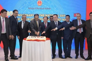 Các đại biểu tham gia cắt bánh mừng kỷ niệm 80 năm Quốc khánh nước Cộng hòa Xã hội chủ nghĩa Việt Nam. (Ảnh: Đại sứ quán Việt Nam tại Pakistan)