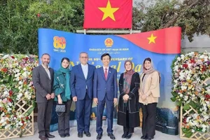 Đại sứ Nguyễn Lương Ngọc chụp ảnh cùng các đại biểu tham dự lễ kỷ niệm. (Ảnh: Đại sứ quán Việt Nam tại Iran cung cấp)