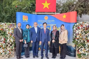 Đại sứ Nguyễn Lương Ngọc chụp ảnh cùng các đại biểu tham dự lễ kỷ niệm. (Ảnh: Đại sứ quán Việt Nam tại Iran cung cấp)