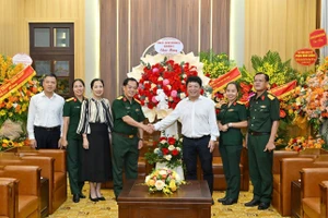 Phó Tổng Biên tập Báo Nhân Dân Quế Đình Nguyên tiếp đoàn đại biểu Sư đoàn 325, Quân đoàn 12 đến thăm, chúc mừng toàn thể cán bộ, phóng viên, biên tập viên Báo Nhân Dân nhân kỷ niệm 100 năm Ngày Báo chí Cách mạng Việt Nam.