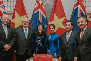 Chủ tịch Quốc hội New Zealand Gerry Brownlee (thứ 2 từ trái sang) và đồng chí Nguyễn Trọng Nghĩa, Ủy viên Bộ Chính trị, Bí thư Trung ương Đảng, Trưởng Ban Tuyên giáo và Dân vận Trung ương (thứ 2 từ phải sang) là khách danh dự tại lễ kỷ niệm.