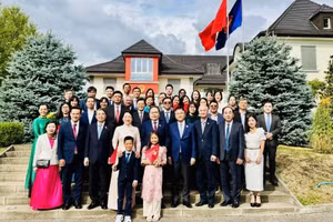 Chủ tịch Quốc hội Trần Thanh Mẫn, Phu nhân và Đoàn đại biểu cấp cao Việt Nam chụp ảnh cùng cán bộ, nhân viên các cơ quan đại diện Việt Nam và cộng đồng người Việt Nam tại Thụy Sĩ.