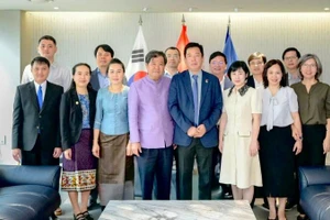 Cán bộ Đại sứ quán Việt Nam và Đại sứ quán Lào tại Hàn Quốc chụp ảnh kỷ niệm. (Ảnh: Đại sứ quán Việt Nam tại Hàn Quốc)