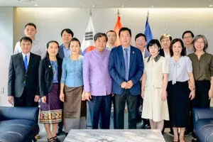 Cán bộ Đại sứ quán Việt Nam và Đại sứ quán Lào tại Hàn Quốc chụp ảnh kỷ niệm. (Ảnh: Đại sứ quán Việt Nam tại Hàn Quốc)