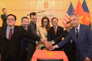 Các đại biểu cắt bánh chào mừng 80 năm Quốc khánh Việt Nam. (Ảnh: Tổng Lãnh sự quán Việt Nam tại San Francisco)