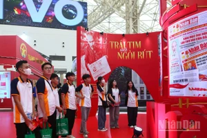 Tân sinh viên K76 Trường đại học Công nghệ Giao thông vận tải (UTT) tham quan gian trưng bày của Báo Nhân Dân tại Triển lãm 80 năm hành trình Độc lập-Tự do-Hạnh phúc.