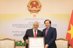 Thứ trưởng Văn hóa, Thể thao và Du lịch Tạ Quang Đông trao Kỷ niệm chương "Vì sự nghiệp Văn hóa, Thể thao và Du lịch" tặng Đại sứ Venezuela Jorge Rondon Uzcategui nhân dịp kết thúc nhiệm kỳ công tác tại Việt Nam. (Ảnh: Bộ Văn hóa, Thể thao và Du lịch)