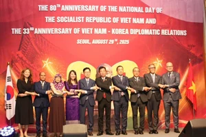 Đại sứ và đại diện các cơ quan ngoại giao tham dự buổi lễ chụp ảnh kỷ niệm. (Ảnh: Đại sứ quán Việt Nam tại Hàn Quốc)