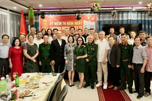 Các đại biểu tham dự buổi lễ chụp ảnh kỷ niệm. (Ảnh: Đại sứ quán Việt Nam tại Hungary)