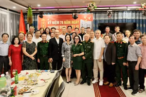 Các đại biểu tham dự buổi lễ chụp ảnh kỷ niệm. (Ảnh: Đại sứ quán Việt Nam tại Hungary)