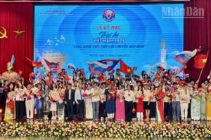 Các đại biểu tham dự Lễ bế mạc Trại hè Việt Nam 2025 chụp ảnh kỷ niệm.