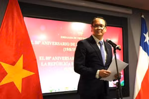 Đại sứ Việt Nam tại Chile Nguyễn Việt Cường phát biểu tại Lễ kỷ niệm. (Ảnh: Đại sứ quán Việt Nam tại Chile)