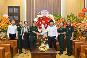 Phó Tổng Biên tập Báo Nhân Dân Quế Đình Nguyên tiếp đoàn đại biểu Sư đoàn 325, Quân đoàn 12 đến thăm, chúc mừng toàn thể cán bộ, phóng viên, biên tập viên Báo Nhân Dân nhân kỷ niệm 100 năm Ngày Báo chí Cách mạng Việt Nam.