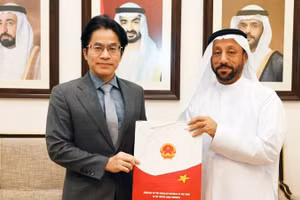 Đại sứ Nguyễn Thanh Diệp và Chủ tịch Phòng Thương mại và Công nghiệp Sharjah Abdalla Sultan Al Owais. (Ảnh do Đại sứ quán Việt Nam tại UAE cung cấp)