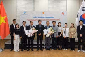 Đại sứ Vũ Hồ chụp ảnh cùng các đại biểu tham dự lễ ký kết. (Ảnh do Đại sứ quán Việt Nam tại Hàn Quốc cung cấp)