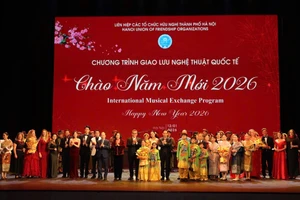 Các đại biểu chụp ảnh kỷ niệm với các nghệ sĩ tham gia chương trình giao lưu nghệ thuật quốc tế.