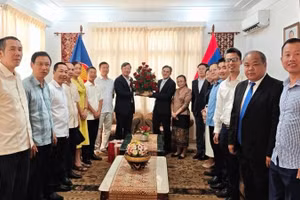 Đoàn đại biểu Đại sứ quán Việt Nam tại Cuba chúc mừng cán bộ Đại sứ quán Lào tại Cuba nhân dịp Tết cổ truyền Bunpimay.