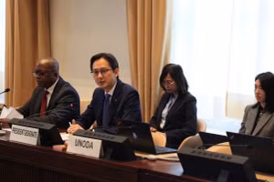 Đại sứ Đỗ Hùng Việt chủ trì các hoạt động tham vấn với các nhóm khu vực và các quốc gia thành viên tại các cơ quan Liên hợp quốc ở Geneva, Thụy Sĩ. (Ảnh: Phái đoàn Thường trực Việt Nam tại Liên hợp quốc ở New York cung cấp)