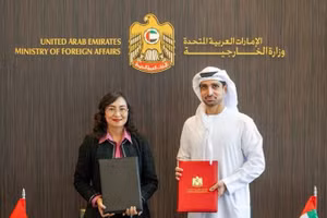Thứ trưởng Công thương Việt Nam Phan Thị Thắng và Trợ lý Bộ trưởng Ngoại giao UAE phụ trách Khoa học và Công nghệ tiên tiến Imran Sharaf thống nhất thông qua và ký kết Biên bản Kỳ họp. (Ảnh do Đại sứ quán Việt Nam tại UAE cung cấp)