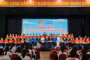 Các đại biểu tham dự chương trình chụp ảnh kỷ niệm. 