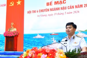 Chuẩn Đô đốc Trịnh Xuân Tùng, Tư lệnh Vùng 5 Hải quân phát biểu chỉ đạo tại lễ bế mạc cuộc thi. (Ảnh: Trần Kiên)