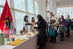 Cà-phê Việt Nam được giới thiệu tại cuộc họp thông qua nghị quyết về Ngày quốc tế cà-phê. (Ảnh do Phái đoàn Việt Nam tại Liên hợp quốc cung cấp)