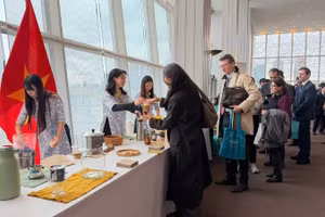 Cà-phê Việt Nam được giới thiệu tại cuộc họp thông qua nghị quyết về Ngày quốc tế cà-phê. (Ảnh do Phái đoàn Việt Nam tại Liên hợp quốc cung cấp)