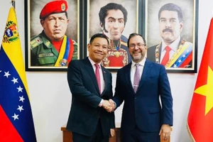 Bộ trưởng Ngoại giao Yván Gil đã tiếp thân mật Đại sứ Việt Nam tại Venezuela Vũ Trung Mỹ. (Ảnh do Đại sứ quán Việt Nam tại Venezuela cung cấp)