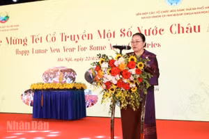Đại sứ nước Cộng hòa Dân chủ Nhân dân Lào Khamphao Erthavanh phát biểu tại chương trình giao lưu. 