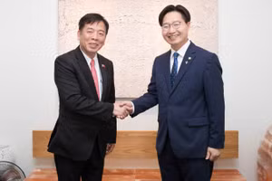 Đại sứ Vũ Hồ và Thứ trưởng thứ nhất Bộ Khoa học, Công nghệ thông tin và Truyền thông Hàn Quốc Koo Huck Chae.