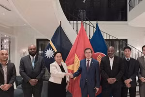 Đại sứ Phạm Hùng Tâm và Cao ủy Nauru tại Australia Camilla Solomon cùng các đại biểu tham dự buổi tiếp. (Ảnh do Đại sứ quán Việt Nam tại Australia cung cấp) 