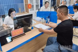 Hoạt động tiếp nhận và giải quyết thủ tục hành chính được thực hiện theo hướng công khai, minh bạch, hiện đại. (Ảnh: Minh Phương)