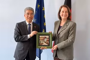 Đại sứ Nguyễn Đắc Thành và bà Leonie Gebers, Quốc vụ khanh Bộ Lao động và các vấn đề xã hội Cộng hòa Liên bang Đức.