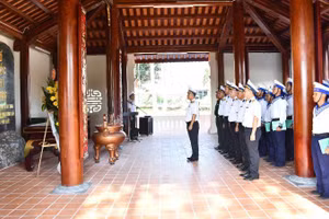 Cán bộ, chiến sĩ Tiểu đoàn 563 dâng hương tưởng niệm các Anh hùng liệt sĩ. (Ảnh: Vùng 5 Hải quân cung cấp)