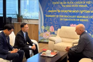 Đại sứ Nguyễn Kỳ Sơn tiếp ông Eyal Buvilski, nguyên Phó Đại sứ Israel tại Việt Nam, Chủ tịch Hội Hữu nghị Israel-Việt Nam. (Ảnh do Đại sứ quán Việt Nam tại Israel cung cấp)