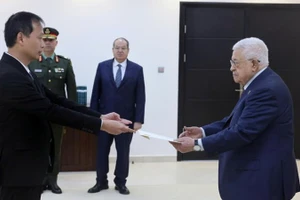 Đại sứ Nguyễn Nam Dương trình Thư ủy nhiệm của Chủ tịch nước Lương Cường lên Tổng thống Palestine Mahmoud Abbas. (Ảnh do Đại sứ quán Việt Nam tại Ả-rập Ai Cập cung cấp)