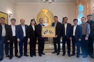 Đoàn cán bộ tỉnh Bắc Ninh trao quà kỷ niệm tặng Đại sứ Nguyễn Đắc Thành. (Ảnh do Đại sứ quán cung cấp)
